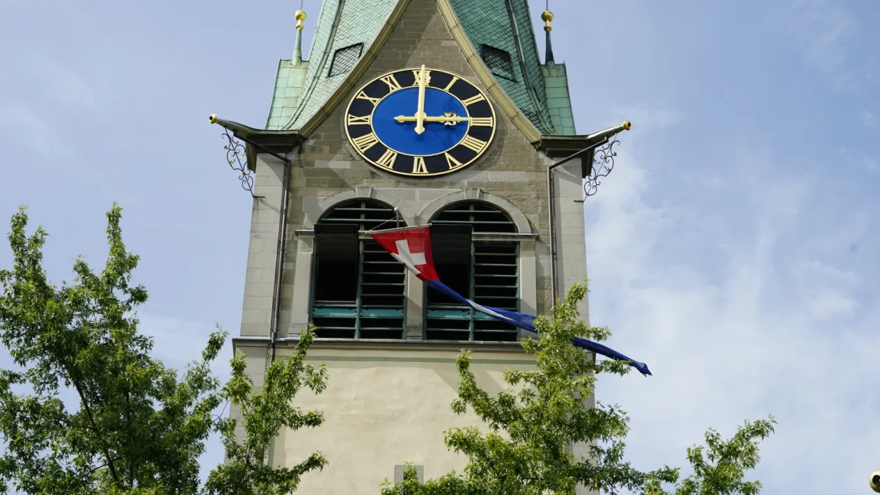 Kirchturm mit Zifferblatt (Foto: Erika und Walter Rusterholz) Kirchturm mit Zifferblatt (Foto: Erika und Walter Rusterholz)