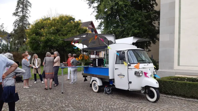 20200628_113923 (Foto: Erika und Walter Rusterholz) 20200628_113923: Kafiträff an der WunderBar nach dem Gottesdienst (Foto: Erika und Walter Rusterholz)