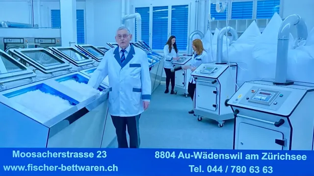 Bettenfabrik Au &mdash; Herr Fischer verwendet nur Federn von toten Tieren! (Foto: Matthias Stauffer)