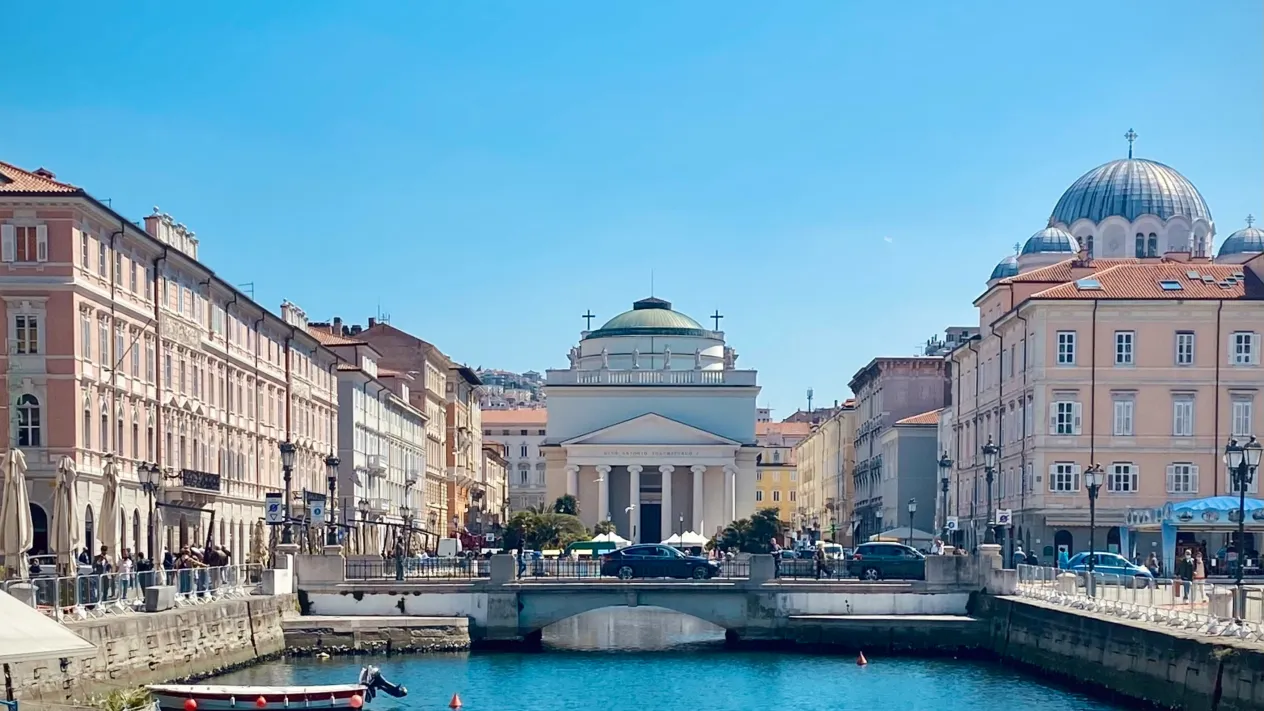 Triest (Foto: Arno Senoner ) Triest — Hafen Triest mit Kirche Sant'Antonio Nuovo (Foto: Arno Senoner )
