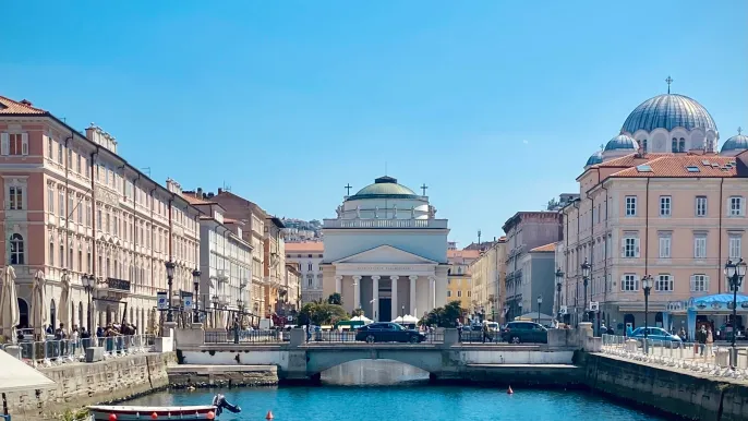 Triest (Foto: Arno Senoner ) Triest : Hafen Triest mit Kirche Sant'Antonio Nuovo (Foto: Arno Senoner )