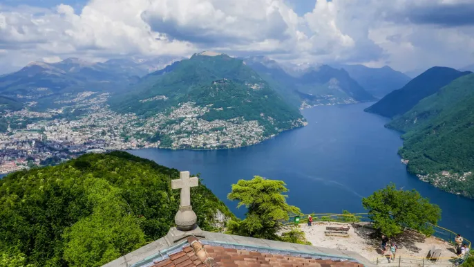 1_monte-san-salvatore-church-roof-lake-lugano-scaled (Foto: Christian Scharpf) 1_monte-san-salvatore-church-roof-lake-lugano-scaled (Foto: Christian Scharpf)