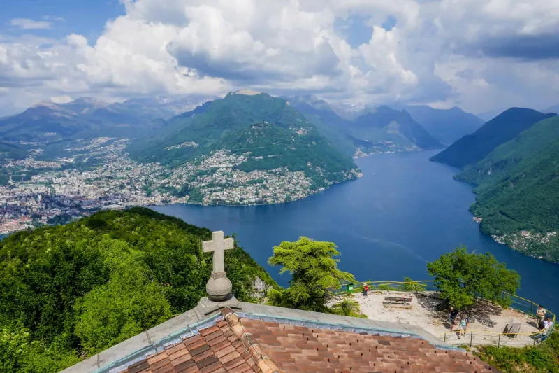 1_monte-san-salvatore-church-roof-lake-lugano-scaled (Foto: Christian Scharpf) 1_monte-san-salvatore-church-roof-lake-lugano-scaled (Foto: Christian Scharpf)