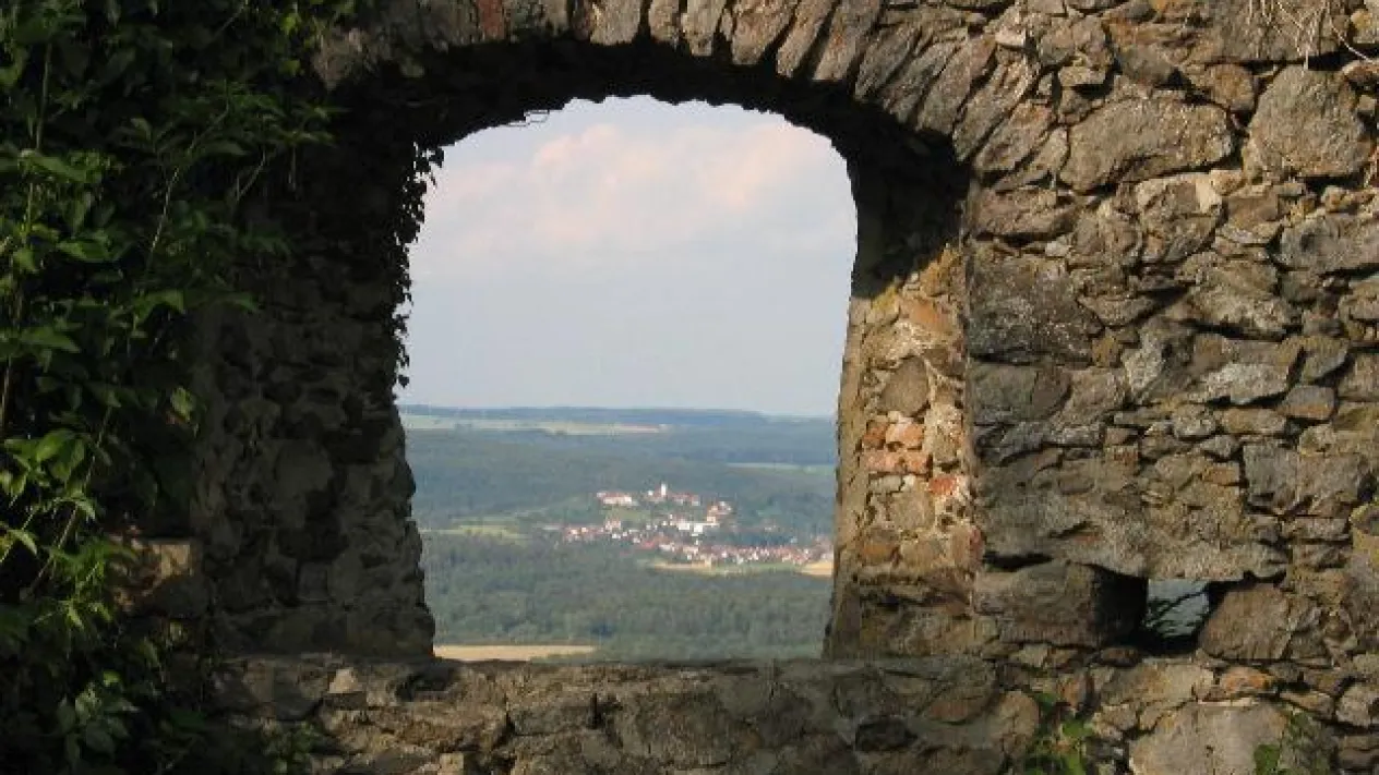 Altes Fenster Blick ins Weite (Foto: Kirchenweb Bilder)