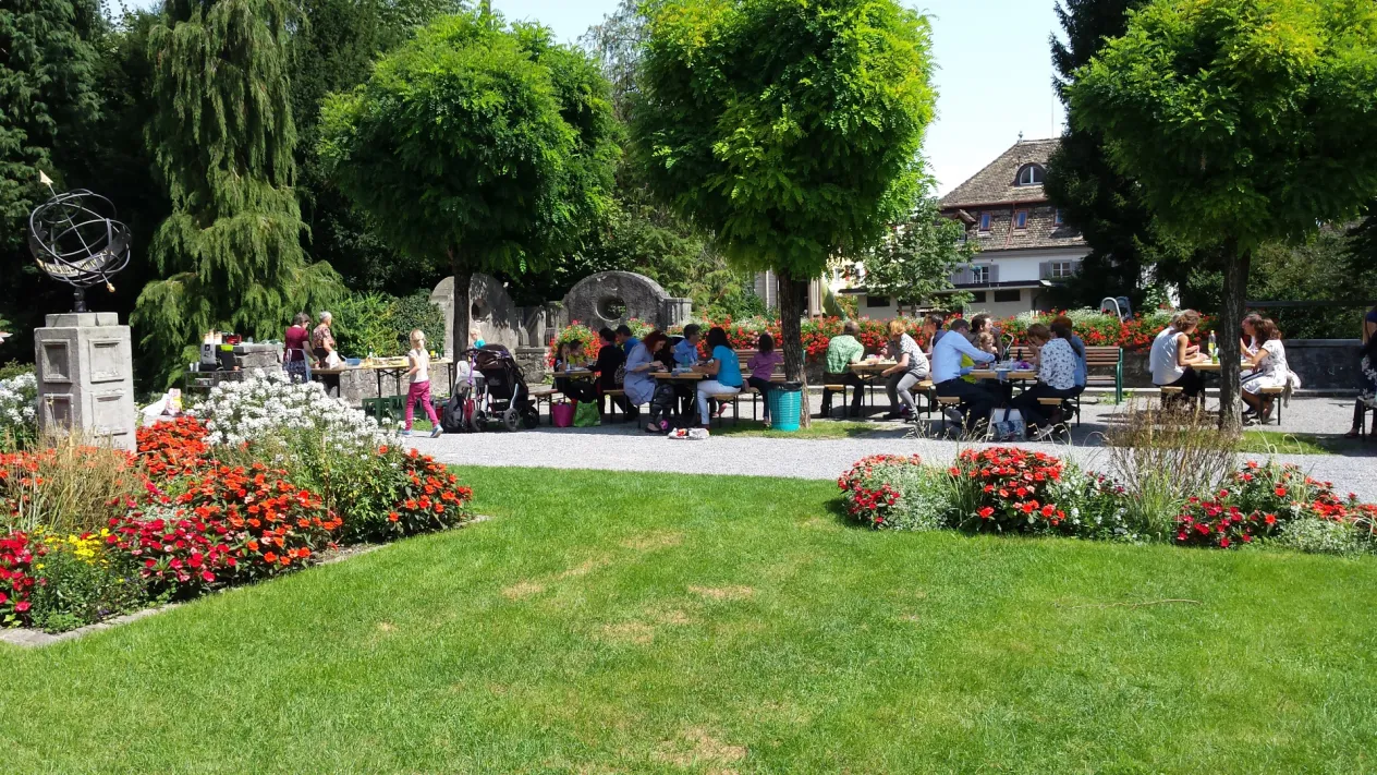 Mittagessen im Park (Foto: Erika und Walter Rusterholz) Mittagessen im Park (Foto: Erika und Walter Rusterholz)